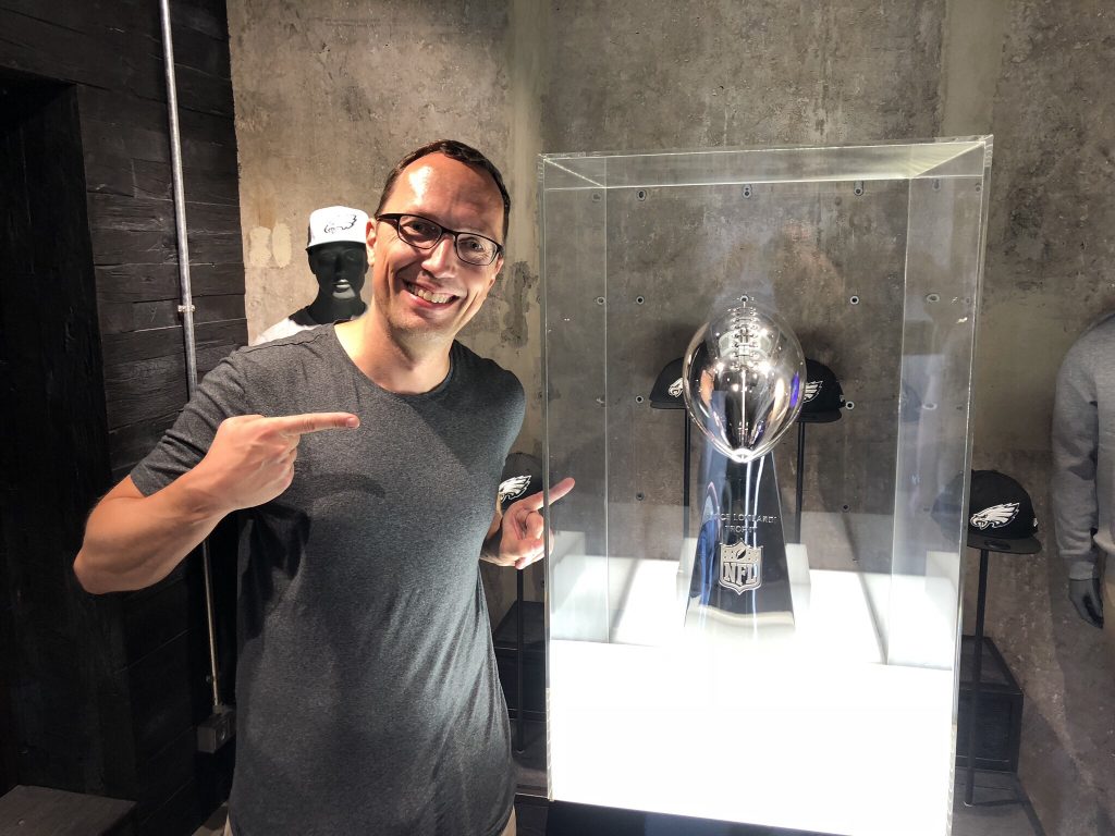 Matthias Gindorf bei der NFL Trophy Tour mit der Vince Lombardi Trophy